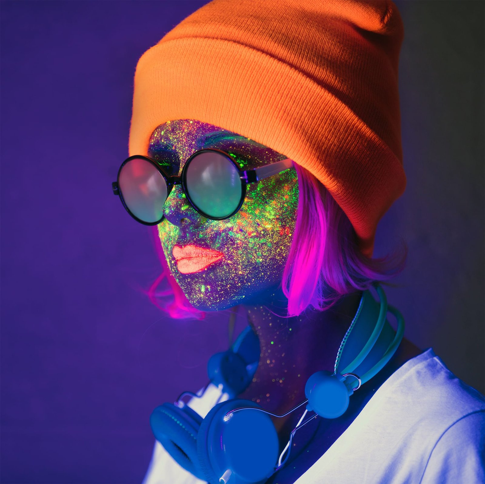 Luci neon LOKI - atmosfera notturna brand identity