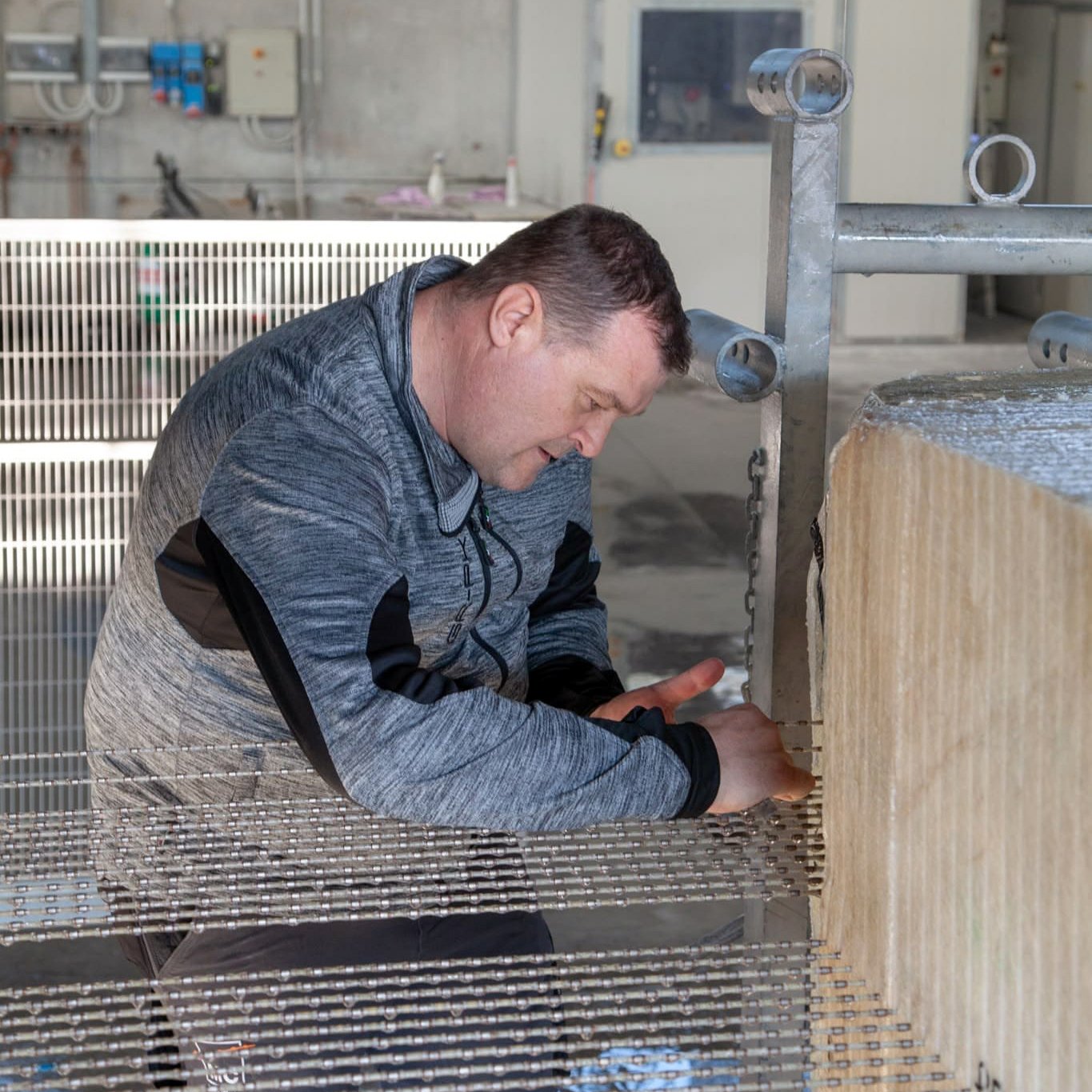 Applicazione logo MC Solutions su supporti industriali - branding professionale