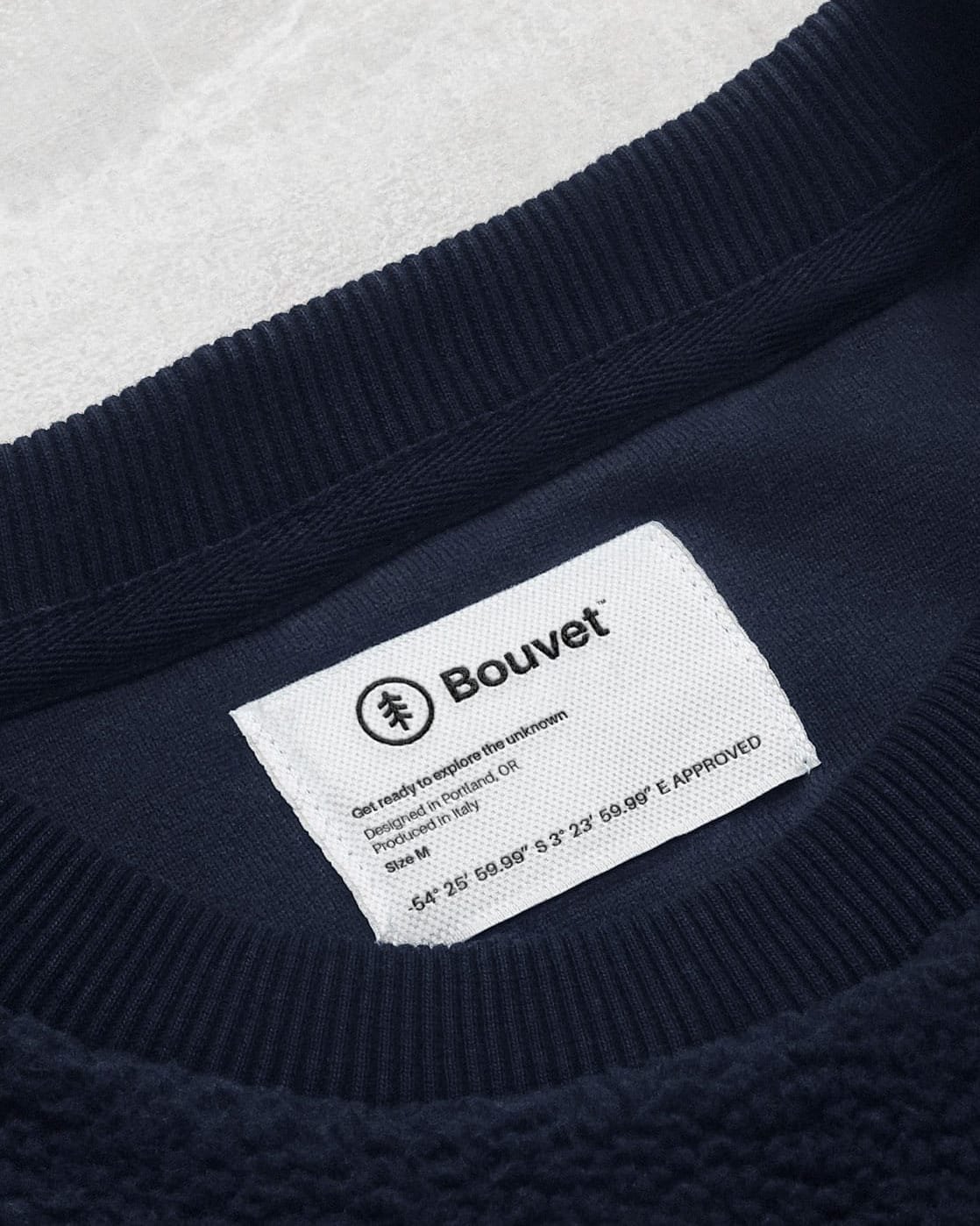 Copertina che raffigura una ragazza sorridente mentre beve un frullato.