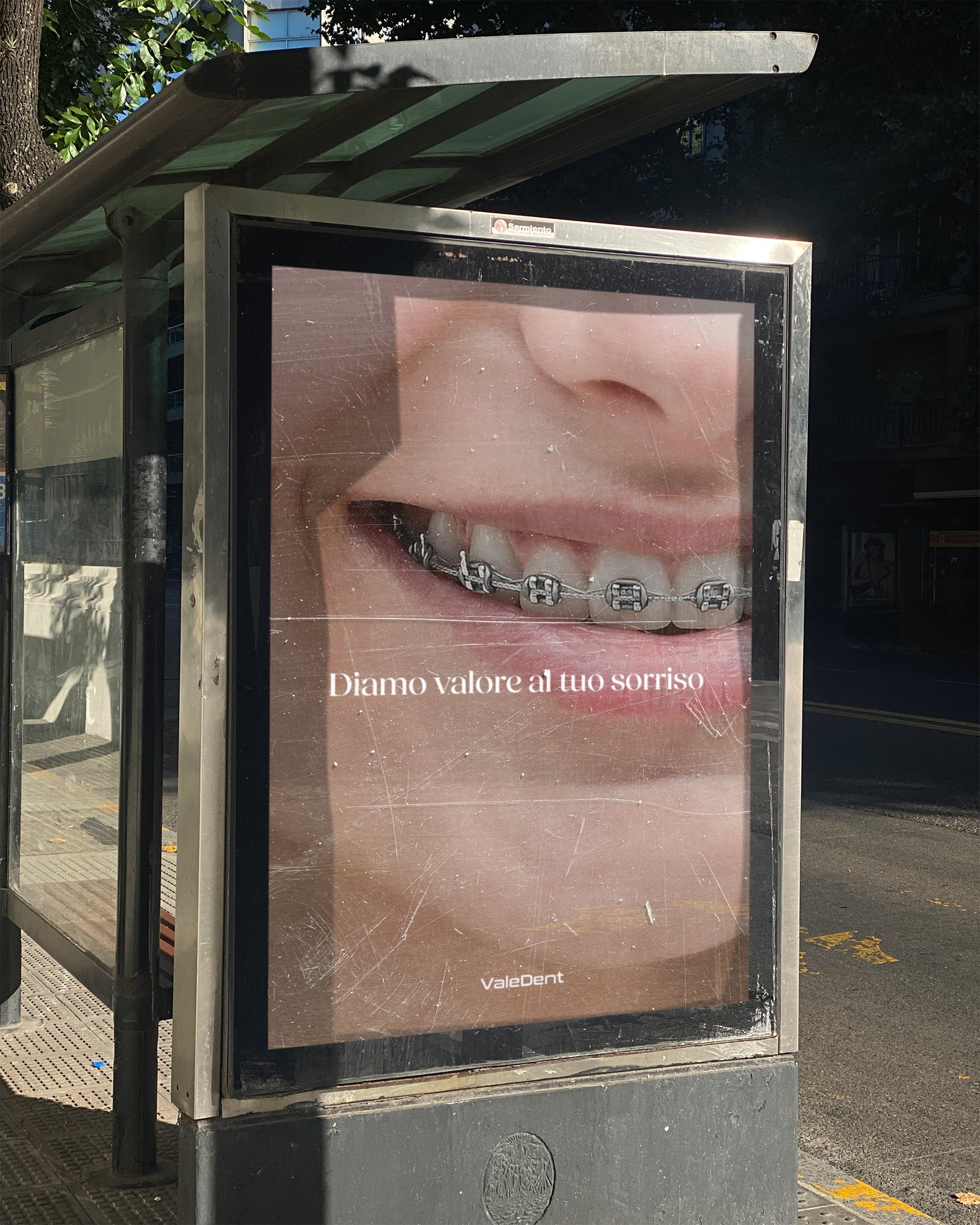 Copertina che raffigura una ragazza sorridente mentre beve un frullato.